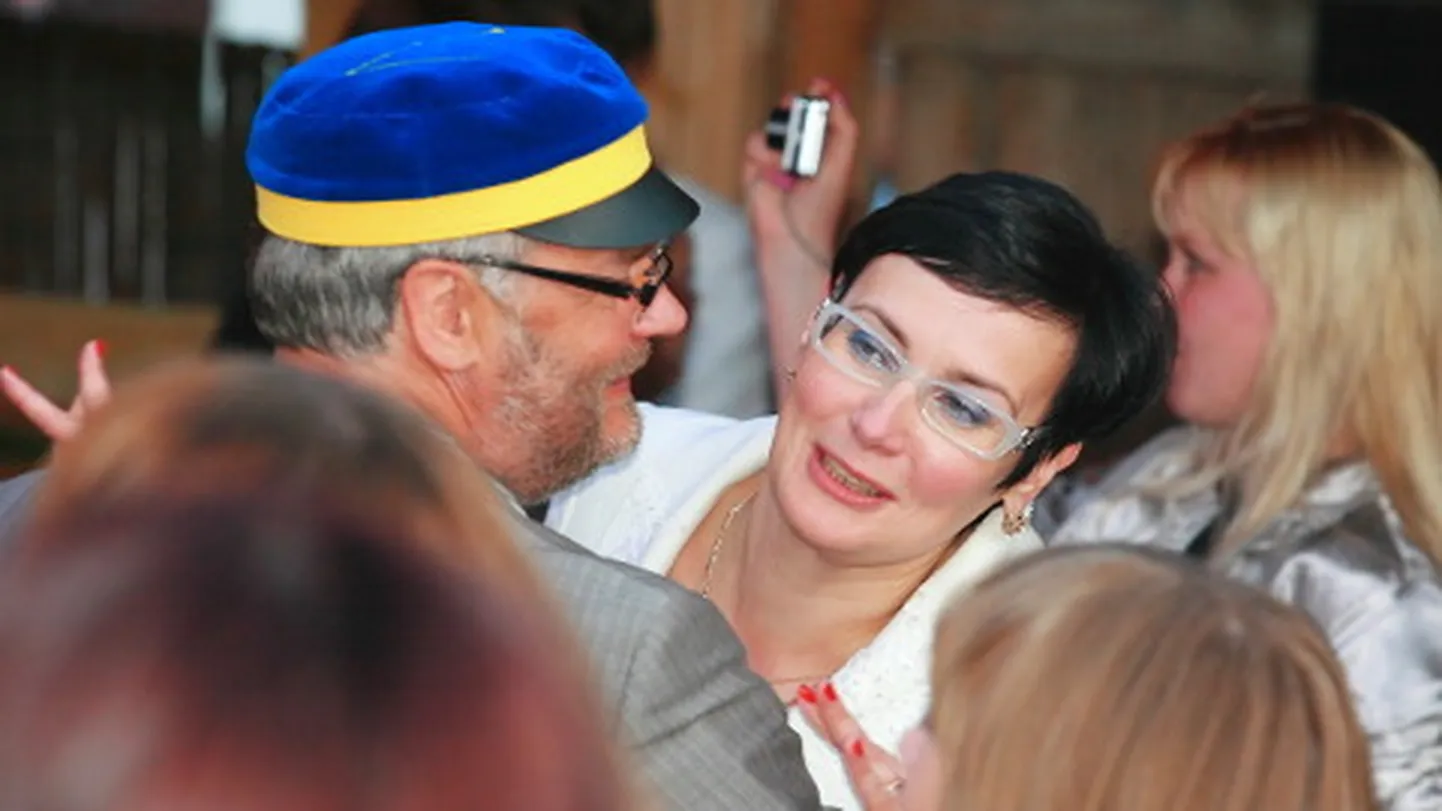 See pilt on tehtud 2012. aastal, mil Alar Karis oli Tartu ülikooli rektor ja Katri Raik Narva kolledži direktor. Nüüd on Karisest saanud riigikontrolör ja Raigist sisekaitseakadeemia rektor. Nad mõlemad on üksmeelsed, et seda õppeasutust ei tohi pealinnast Ida-Virumaale kolida, ning Karis väljendas end selles küsimuses ka väga reljeefselt eile riigikogus.
