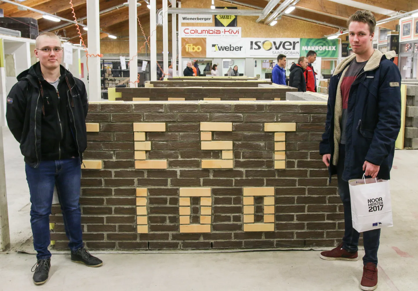 Pärnumaa Kutsehariduskeskuse õpilased Kaspar Kase ja Mihkel Anniko on kolme päeva jooksul tehtud tööga rahul.