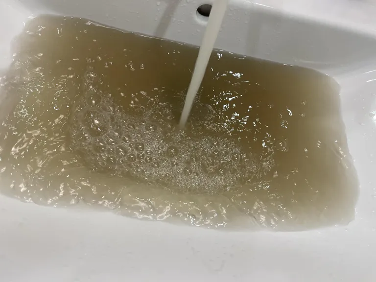 Вода, которая текла из крана жителя района Кристийне.