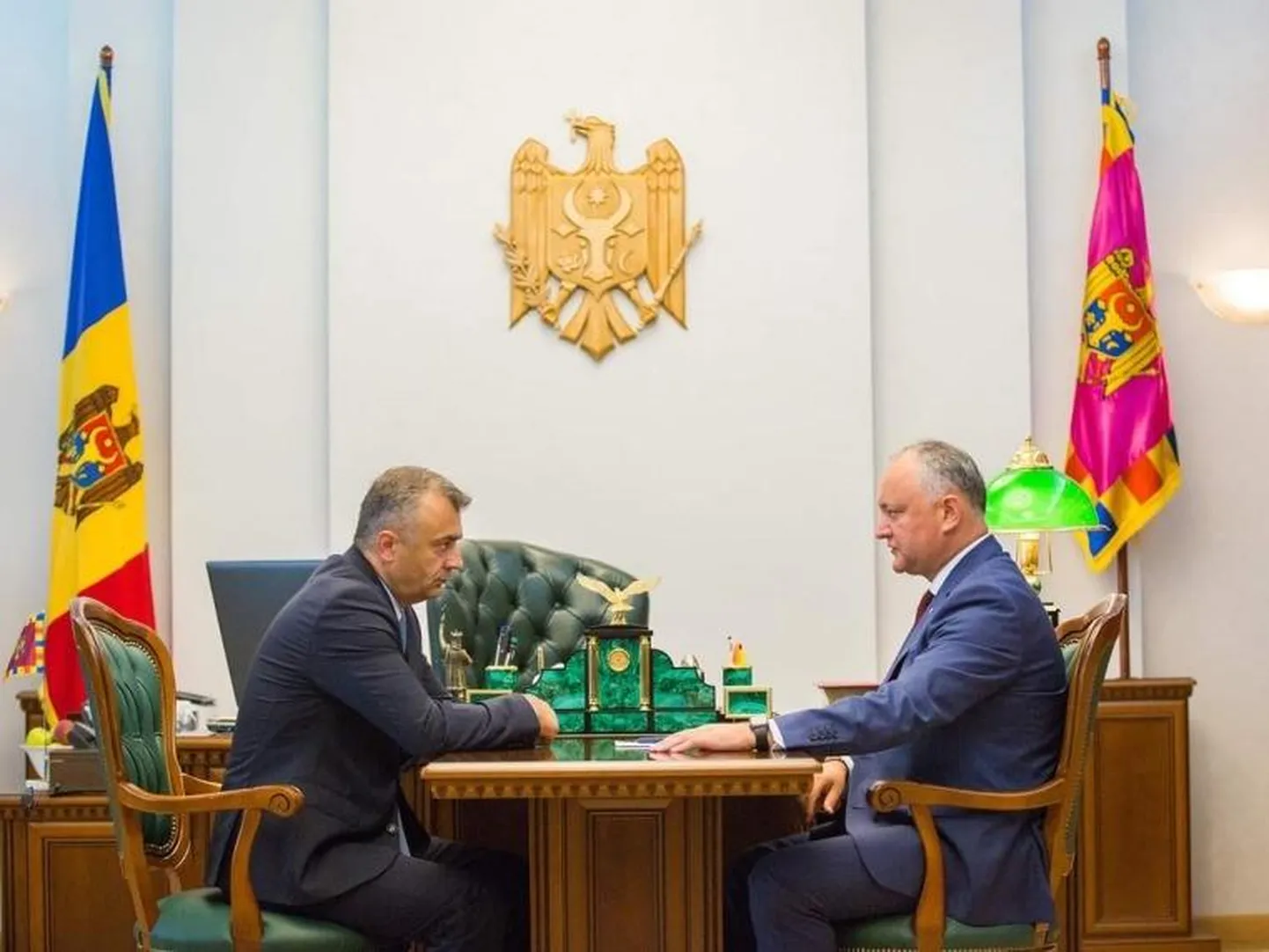 Moldova president Igor Dodon (paremal) ja peaminister Ion Chicu süüdistasid märtsi algul Itaaliast Moldovasse lennanud naist koroonaviiruse riiki toomises.