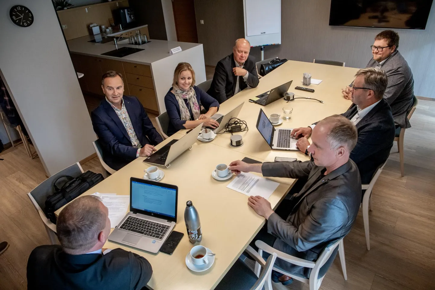 Täna ennelõunal istusid läbirääkimiste laua taga Romek Kosekranius, Vahur Mäe ja Silver Smeljanski valimisliidust Pärnu Ühendab, Isamaa esindajad Siim Suursild ja Andres Sooniste ning reformierakondlased Jüri Lebedev ja Marika Valter.