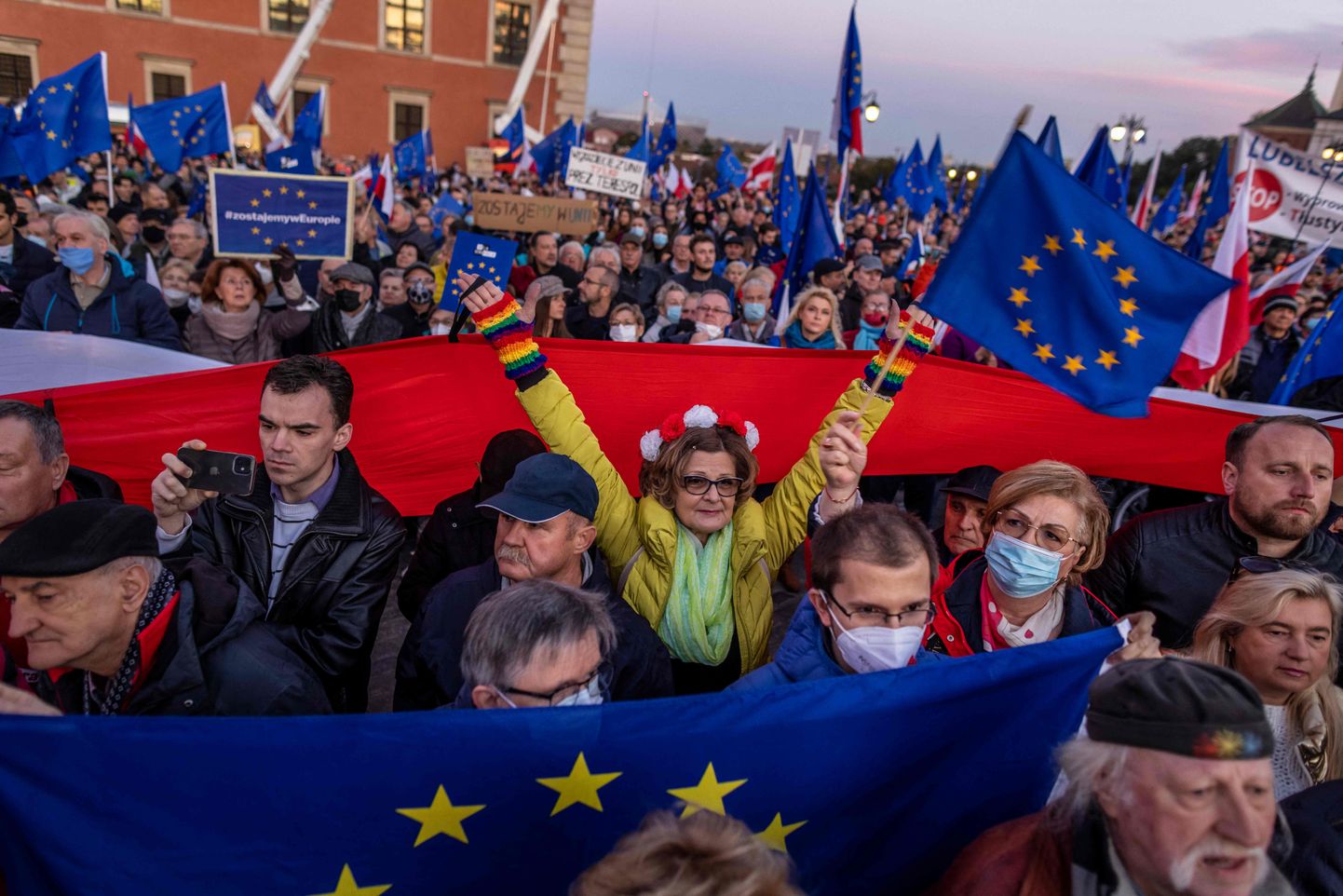 Mullu 10. oktoobril leidis Varssavis aset meeleavaldus Euroopa Liidu liikmelisuse toetamiseks, kui Poola ülemkohus otsustas, et siseriiklik õigus on ülimuslik Euroopa Liidu õiguse ees.