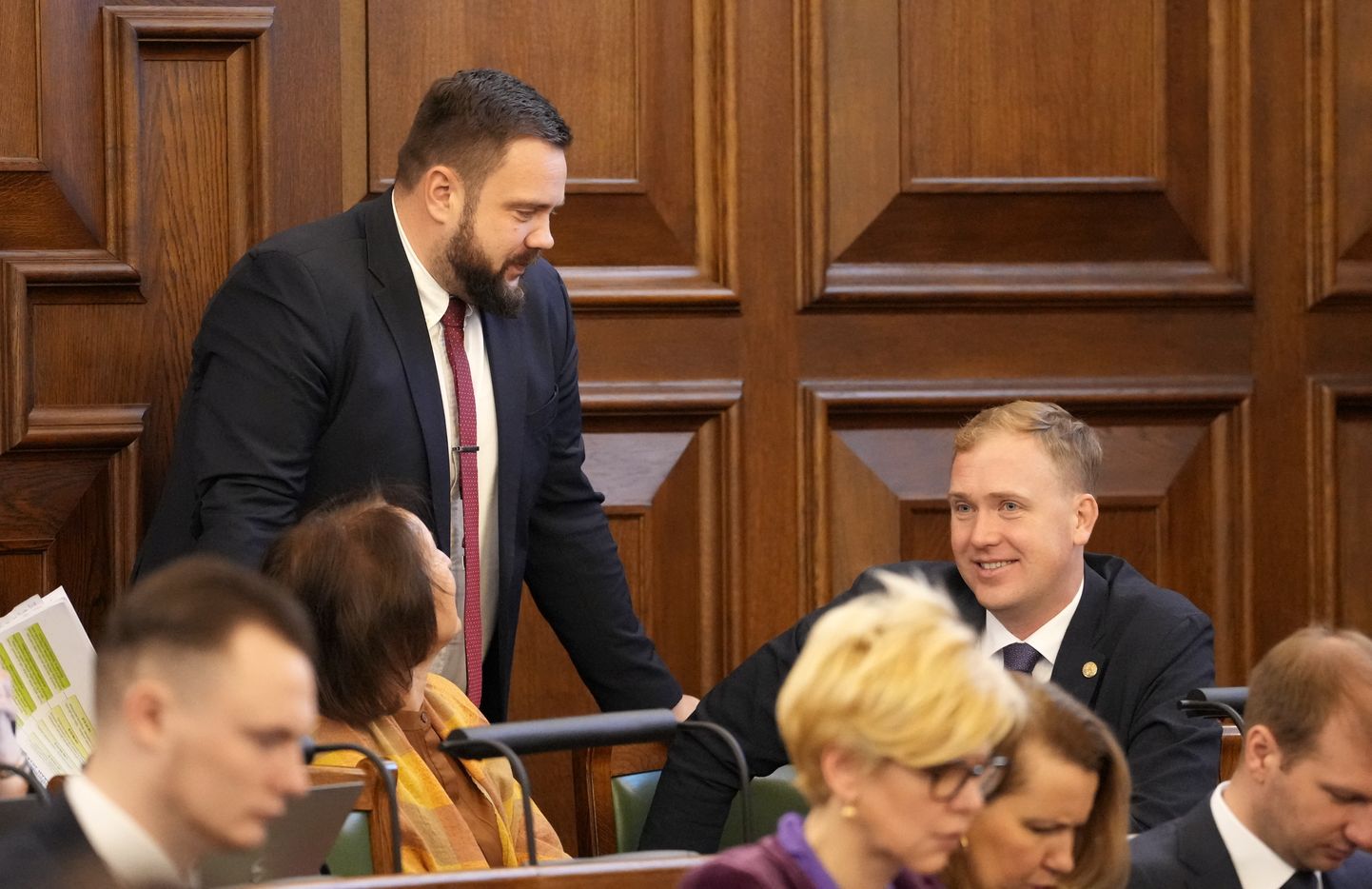 Saeimas deputāts Jānis Vitenbergs (no kreisās) un ekonomikas ministrs Viktors Valainis Saeimas sēdē, kur otrajā lasījumā skata 2024. gada valsts budžetu un budžeta ietvaru 2024., 2025. un 2026. gadam.