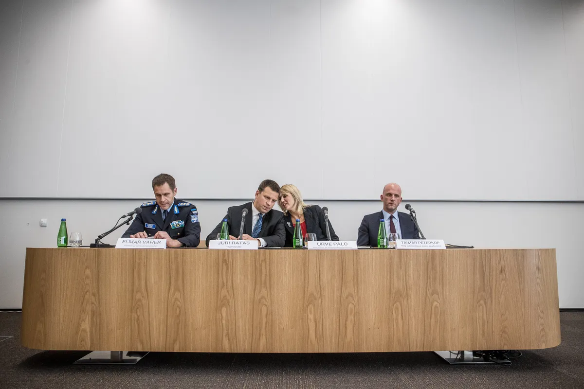 Valitsuse pressikonverents ID-kaardi kiibi teoreetilise turvariski teemal. Vasakult politsei- ja piirivalveameti peadirektor Elmar Vaher, peaminister Jüri Ratas, ettevõtlus- ja infotehnoloogiaminister Urve Palo, riigi infosüsteemi ameti peadirektor Taimar Peterkop. Foto:
