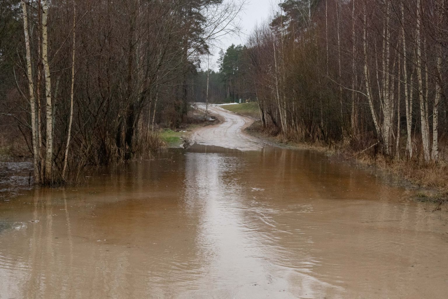 Kāpj ūdens līmenis Daugavā pie Jēkabpils. Hidrologi prognozē plūdus