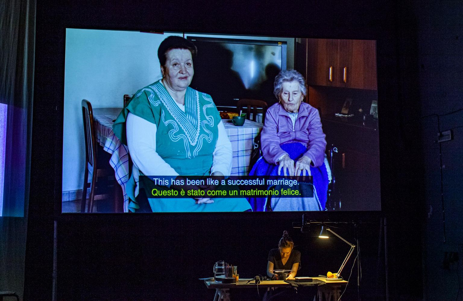 Lavastuses «Kergem kui naine» jagab Kristina Norman (fotol keskel) erinevate naiste lugusid. Videokaadris Halina Fomiceva ja vanaema Norma, eakas itaallanna, keda ukrainlannaa hooldab.