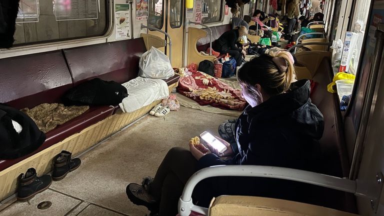 Вагоны харьковского метро теперь стали домом для тысяч семей, прячущихся от российских обстрелов