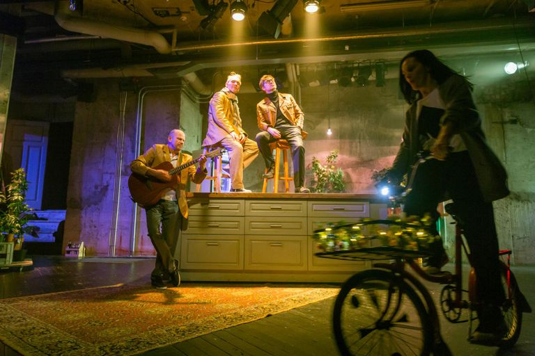 Tallinna Linnateatri Põrgulava on täis elu, hetk Elmo Nüganeni lavastusest «Kommuun». Fotol näitlejad 
Hele Kõrve, Andres Raag, Rain Simmul ja Indrek Ojari. 