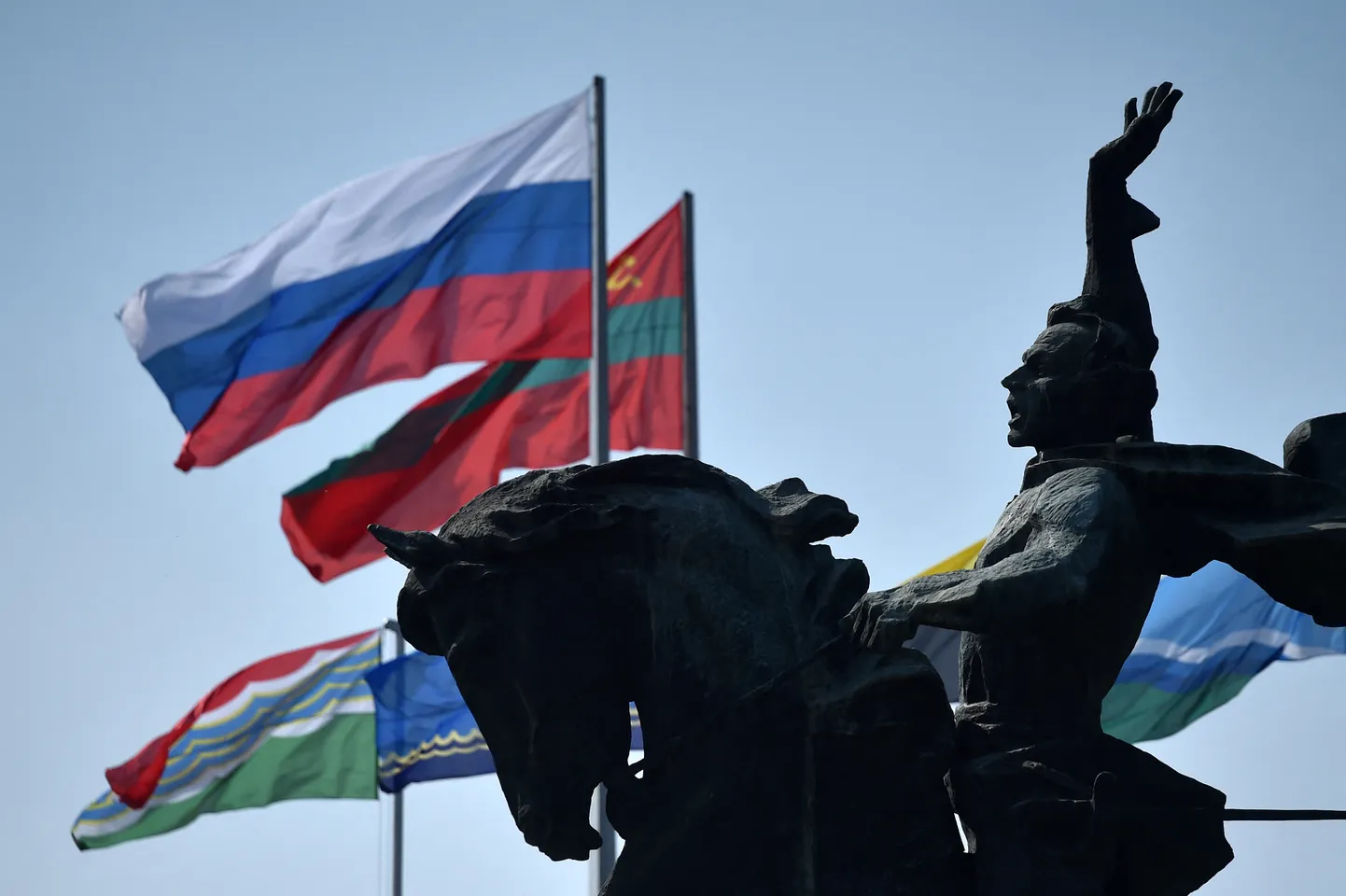 Venemaa ja Transnistria lipp 18. sajandi Vene väejuhi Aleksandr Suvorovi mälestusmärgi lähedal Tiraspolis, mis on Moldova venemeelse separatistliku piirkonna Transnistria pealinn.