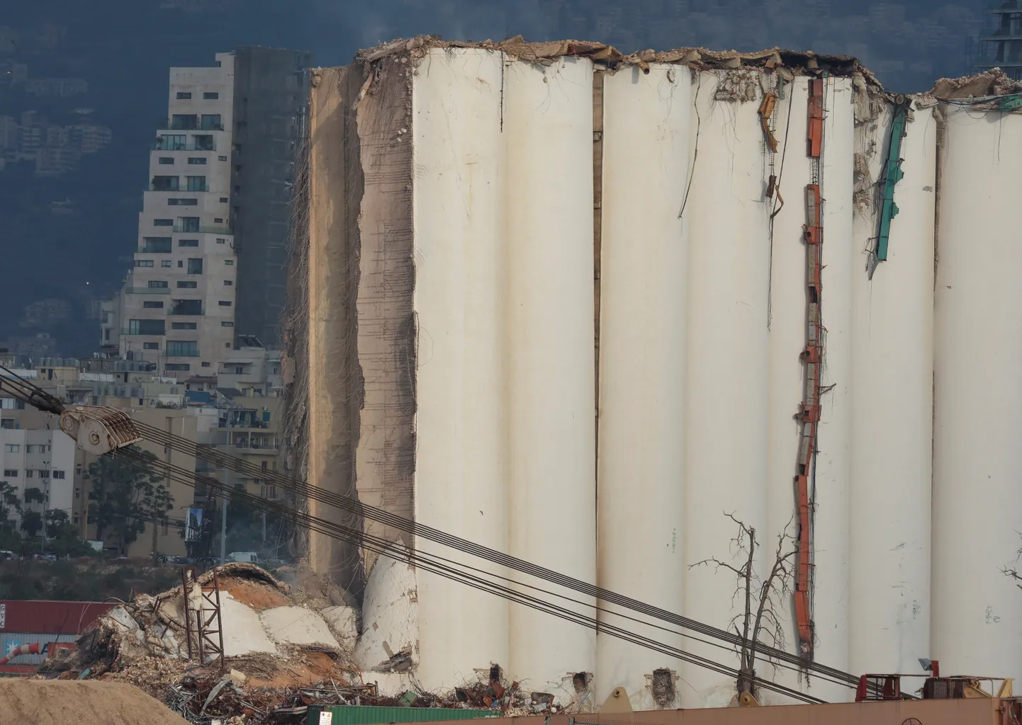 Вид на частично обрушившиеся зернохранилища в Бейруте, поврежденные в результате взрыва в порту в августе 2020 года. 31 июля 2022 года.