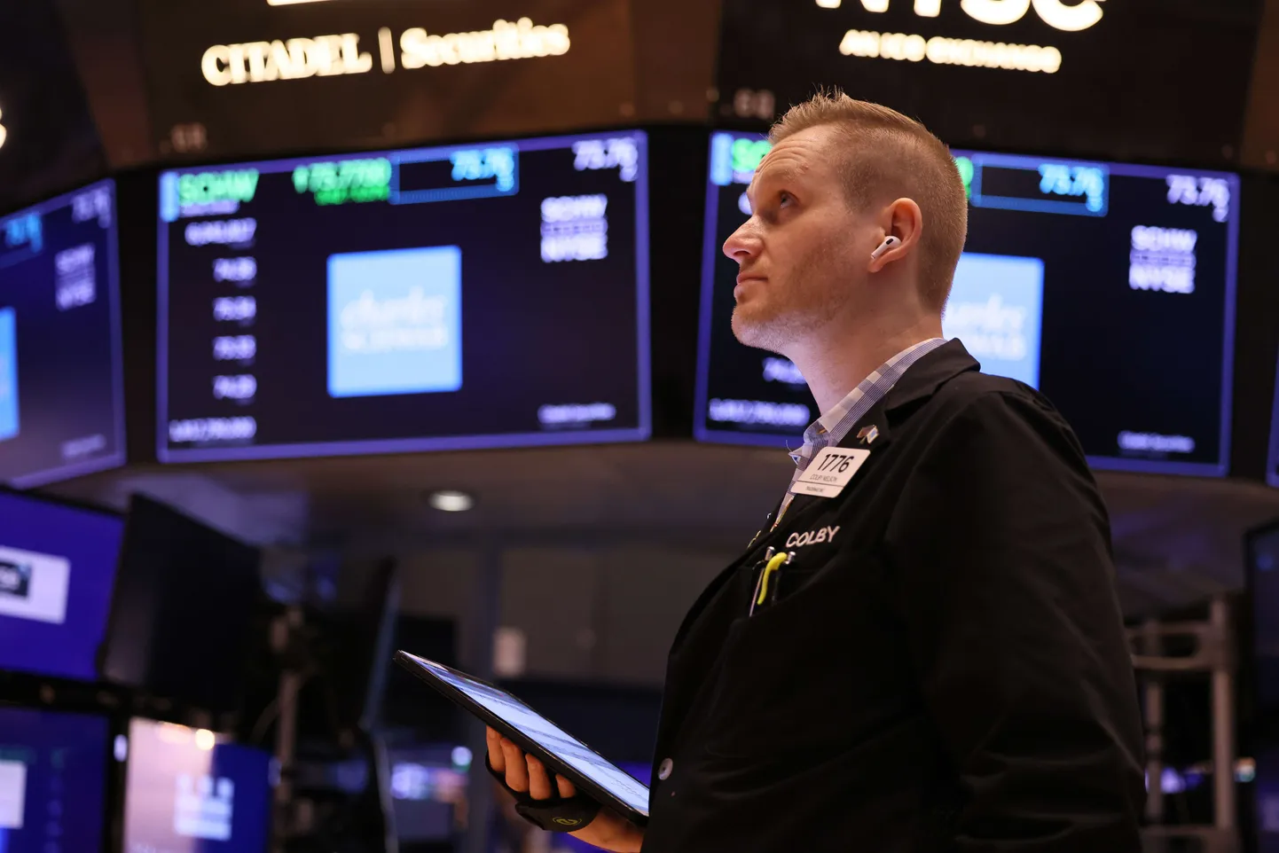 Maaklerid New Yorgi börsil.  Aktsiate hinnad börsil kauplemise viimsael tunnil kukkusid, pärast seda kui Föderaalreservi juht Jerome Powell teatas keskpanga otsusest inflatsiooni ohjeldamiseks intressimäärasid 75 baaspunkti võrra tõsta.