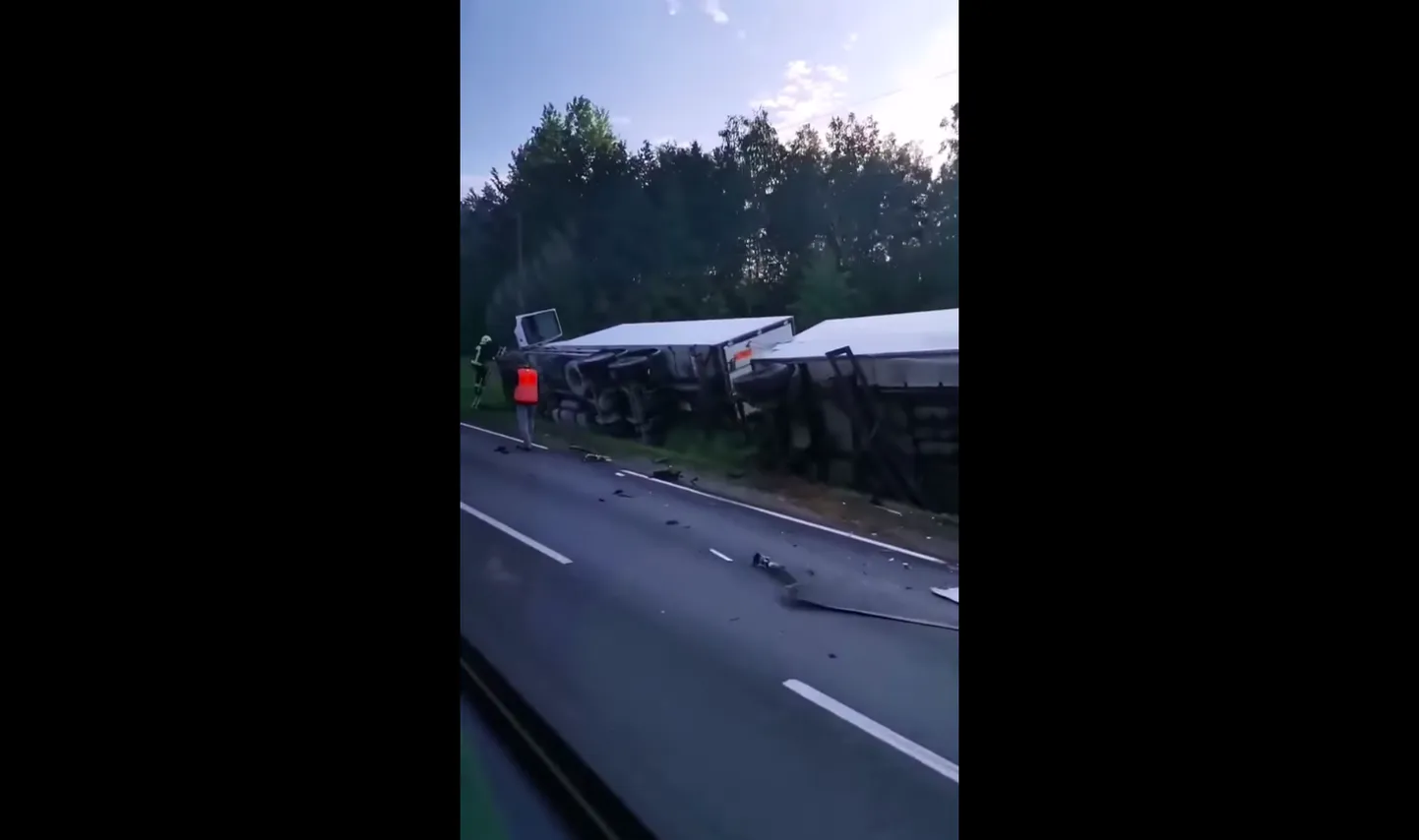 Baldones pagastā pirmdienas rītā frontāli sadūrušies divi kravas automobiļi.