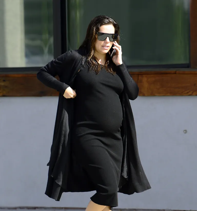 Eva Longoria näitab beebikõhtu