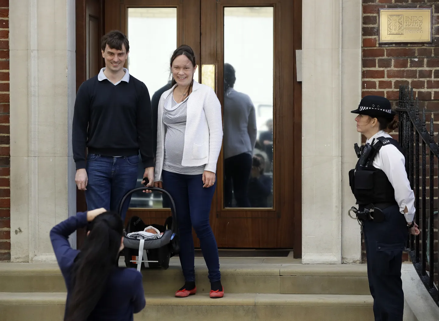 Paar lahkus Londoni St. Mary haiglast, saades meedia tähelepanu osaliseks