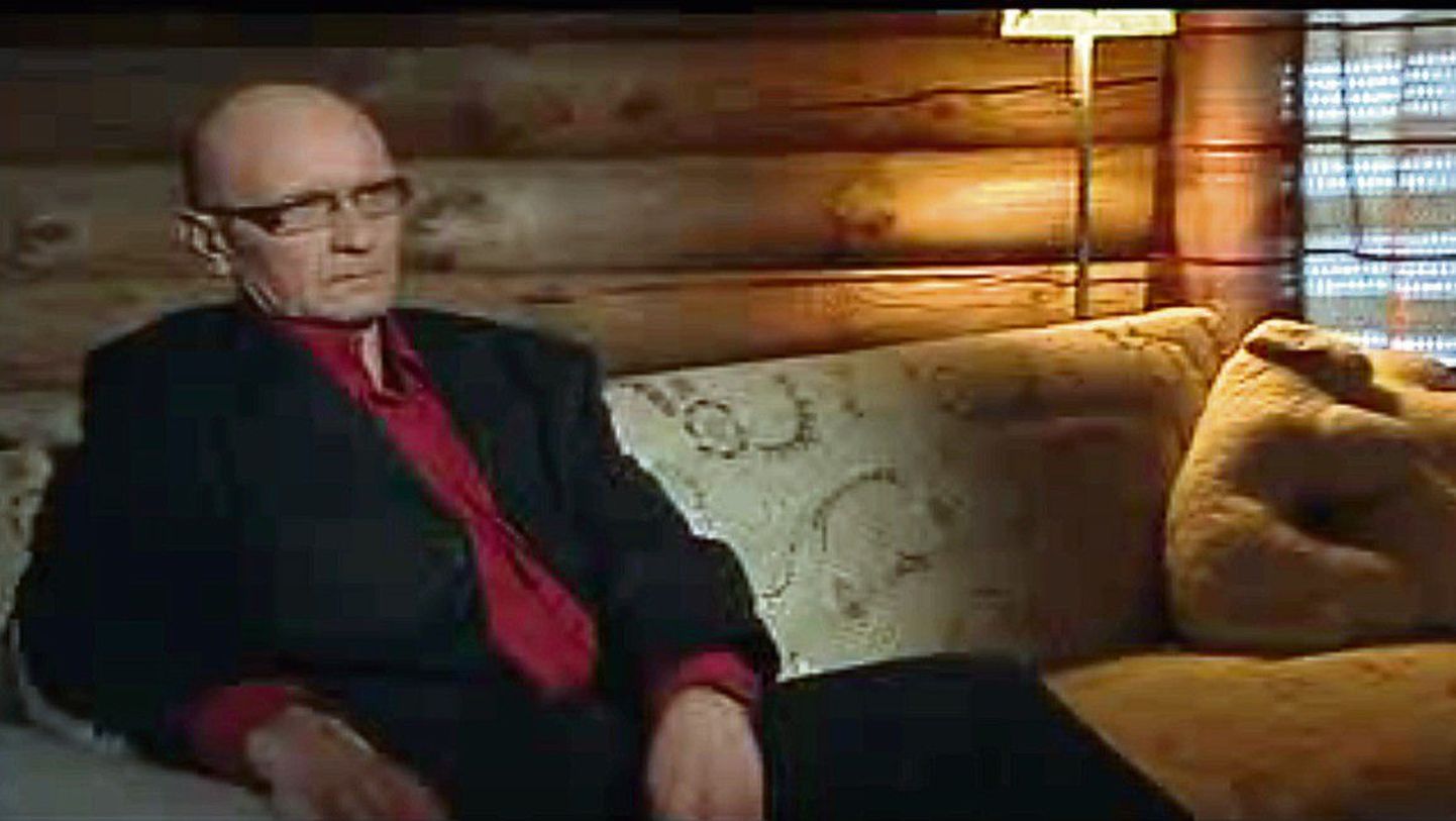 2007. aastal presidendilt ordeni saanud Peeter Kaldre Ärma sauna diivaninurgas. Ja mida sümboliseerivad figuurid paremal?