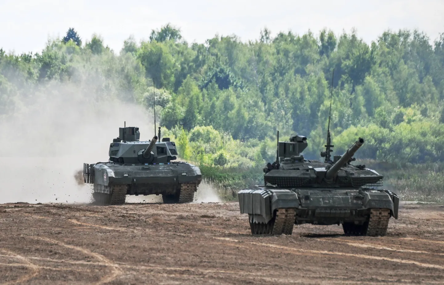 Vene tankid  AT-90M ja T-14 Armata Moskva lähistel Vene sõjaväefoorumil 16. augustil 2023 aastal.