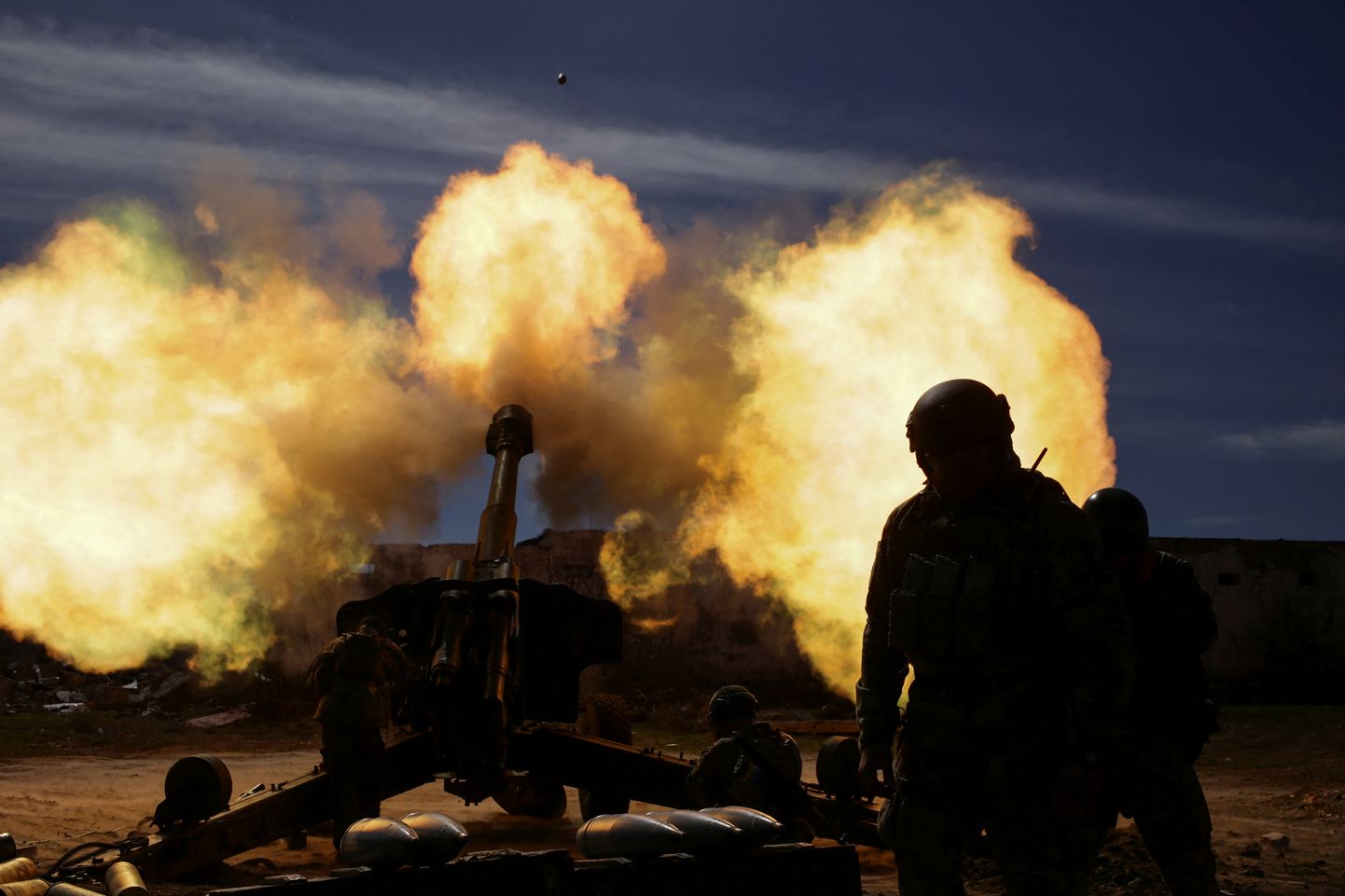 Ukraina vabatahtlikud Vene vägede pihta suurtükituld andmas.  Foto on illustreeriv.