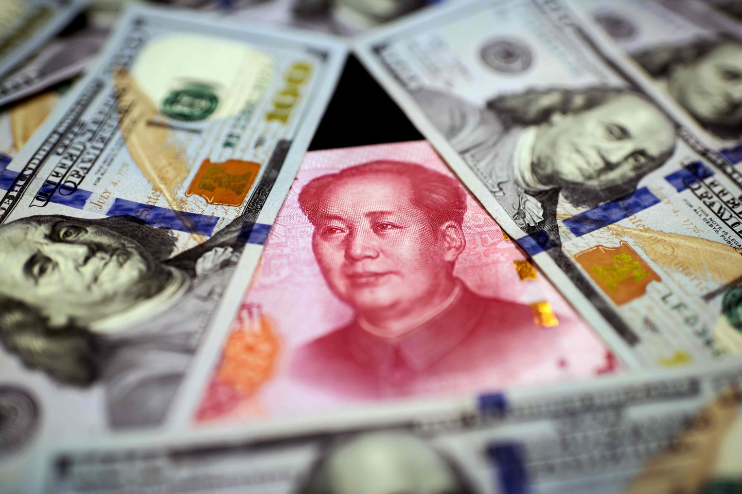 USA ja Hiina rahatähed. Foto on illustratiivne.