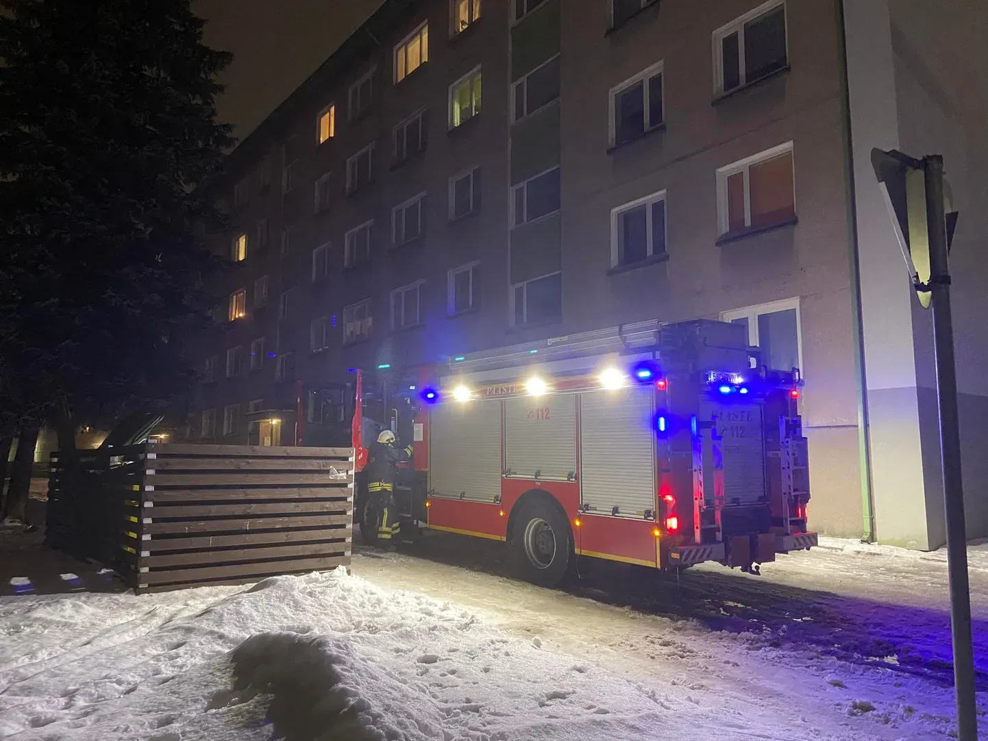 Машина Спасательного департамента у жилого дома в Пайде.