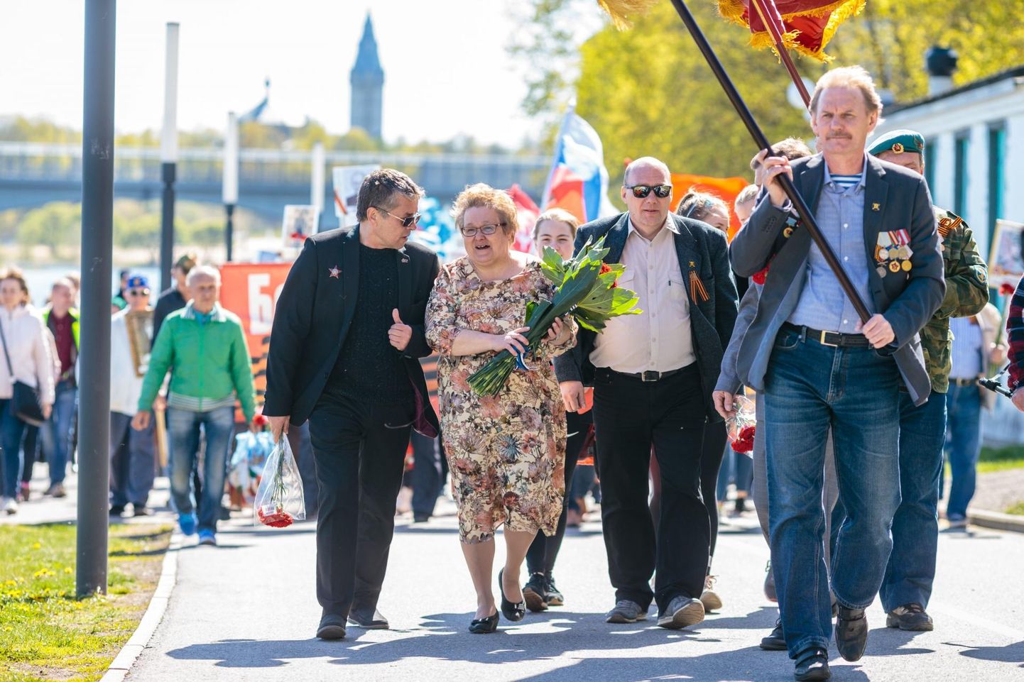 На снимке (в центре) Лариса Оленина, организатор шествий 9 мая и «освобождения» Нарвы в этом году.