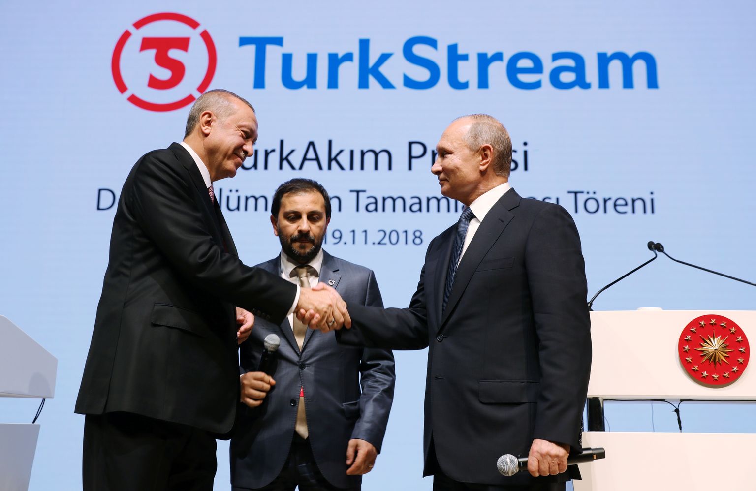 Venemaa president Vladimir Putin kätleb Türgi presidendi Tayyip Erdoganiga TurkStreami tseremoonial.