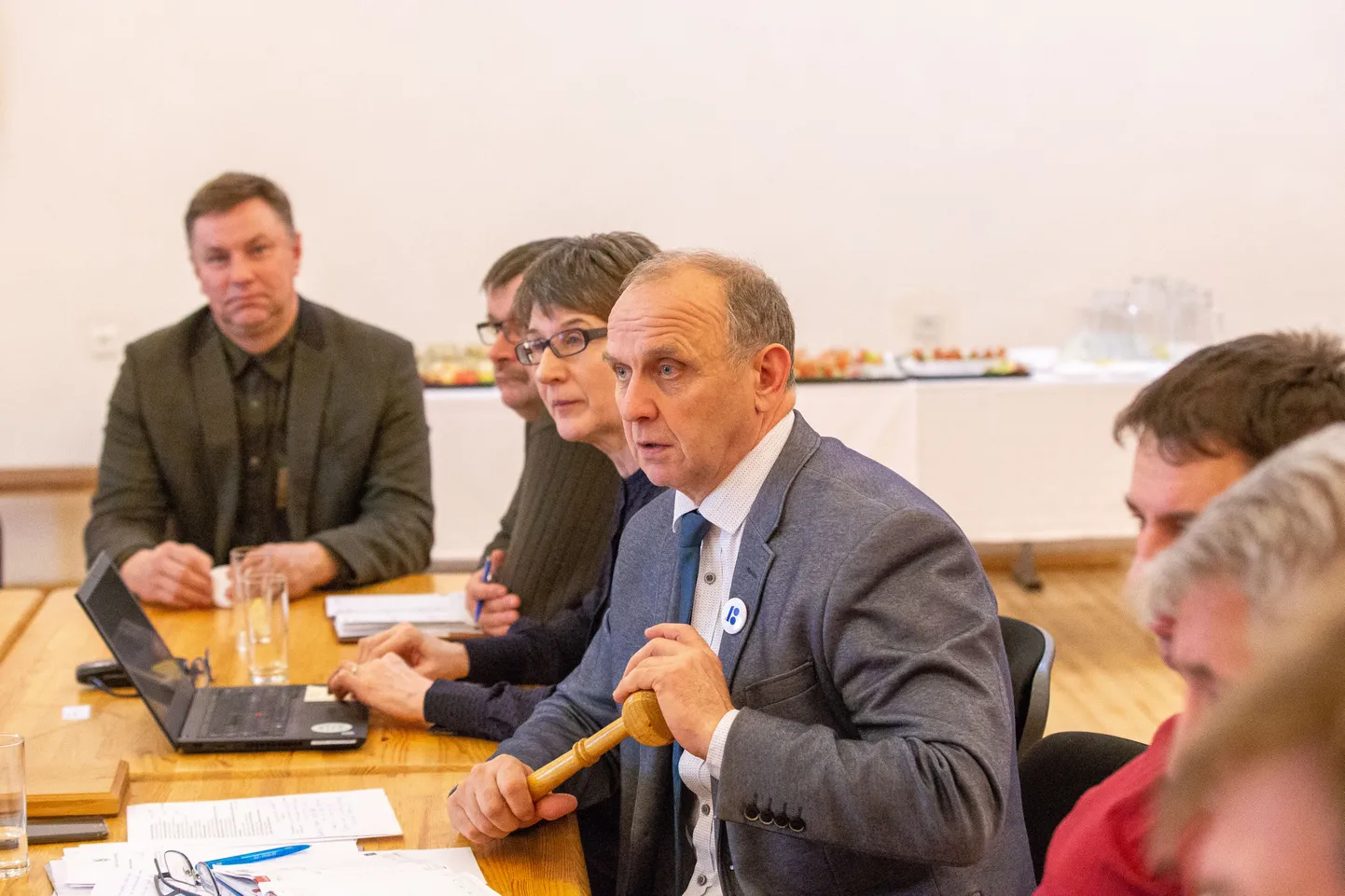 Järva vallavolikogu esimees Jüri Ellram (pildil keskel) ütles, et valla toimiseks on kõik vajalikud raamid olemas ning päevakorras olevad teemad kannatavad pausile panekut.