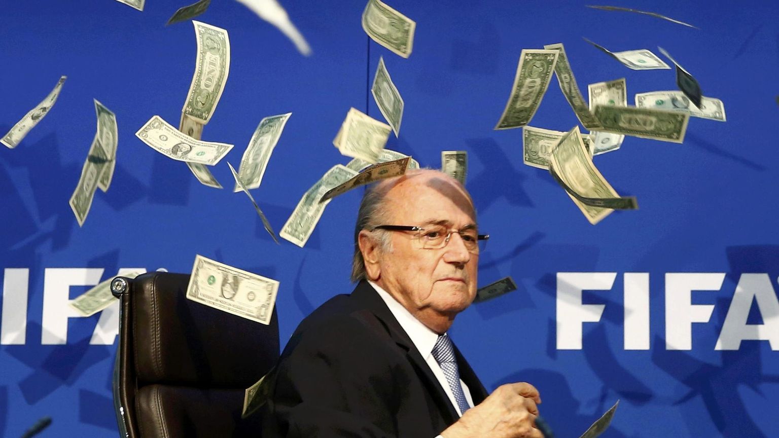 POLE LUBATUD: Ülehomme Kataris algav vuti MM-i finaalturniir on esimene, kus FIFA kauaaegne president Sepp Blatter isegi pealtvaatajana osaleda ei tohi.