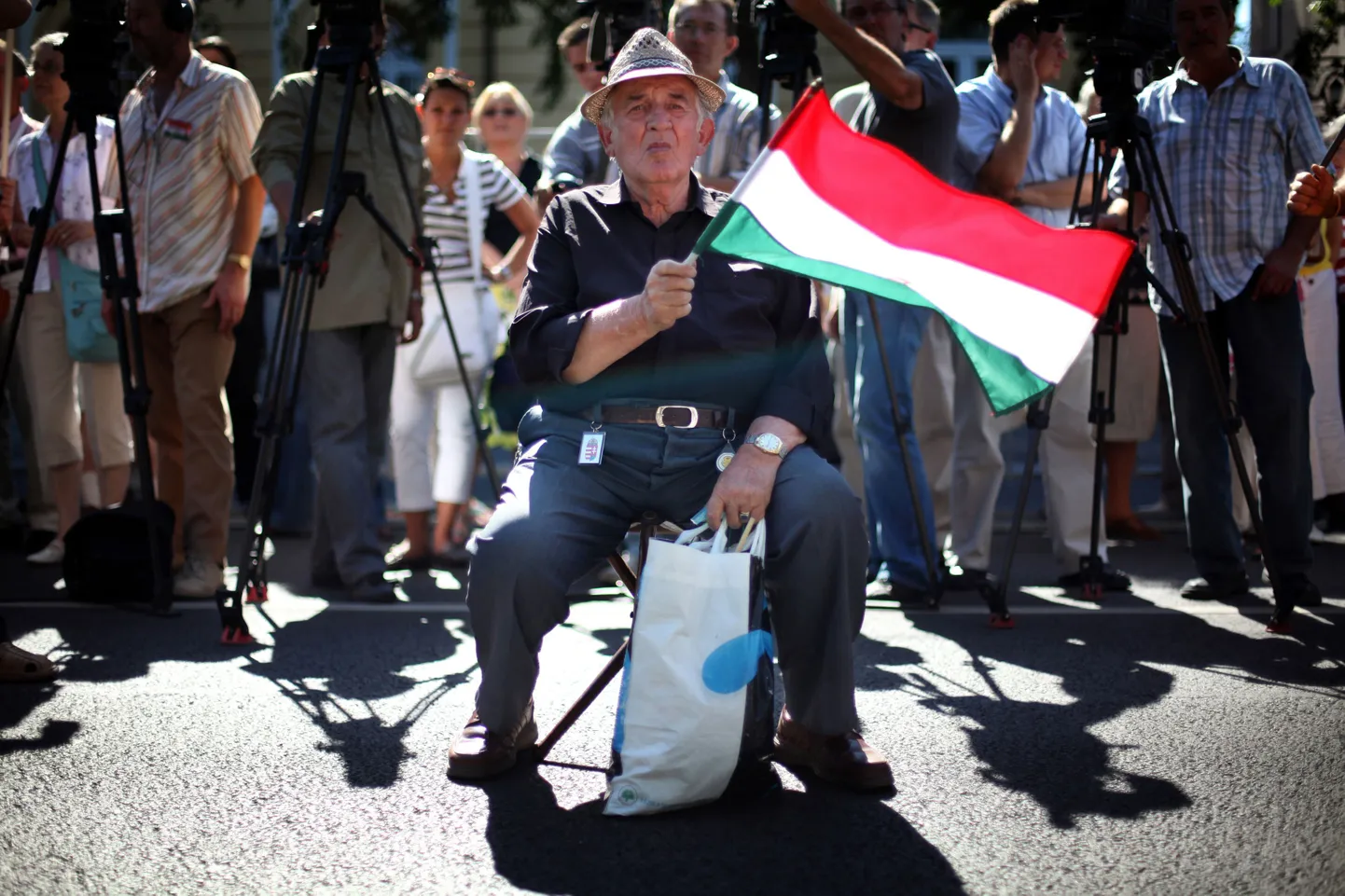 Ungarlane Budapestis Slovakkia saatkonna ees naabermaa keeleseaduse vastu meelt avaldamas.