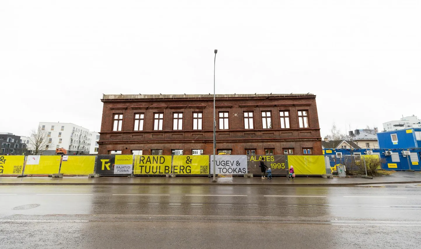Raatuse tänaval käib kahe kortermaja ehitus.