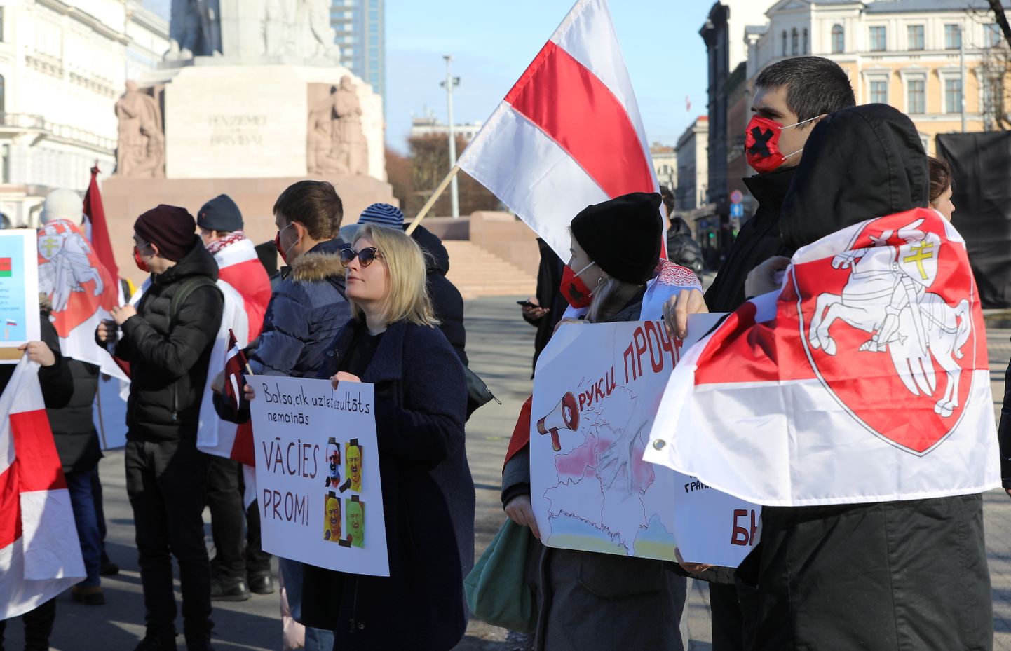 Brīvības pieminekļa laukumā notiek baltkrievu diasporas rīkotais pikets saistībā ar Baltkrievijā notiekošo referendumu par konstitūcijas grozījumiem, kuri paredz vēl vairāk nostiprināt Aleksandra Lukašenko režīmu un viņa iespējas atrasties pie varas.