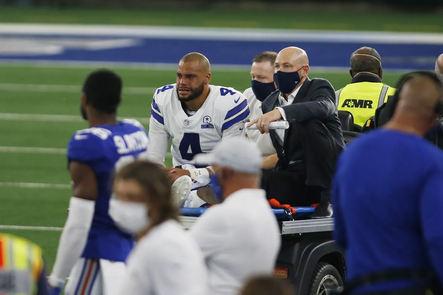 Dalasas "Cowboys" spēlētājs Daks Preskots uz nestuvēm.