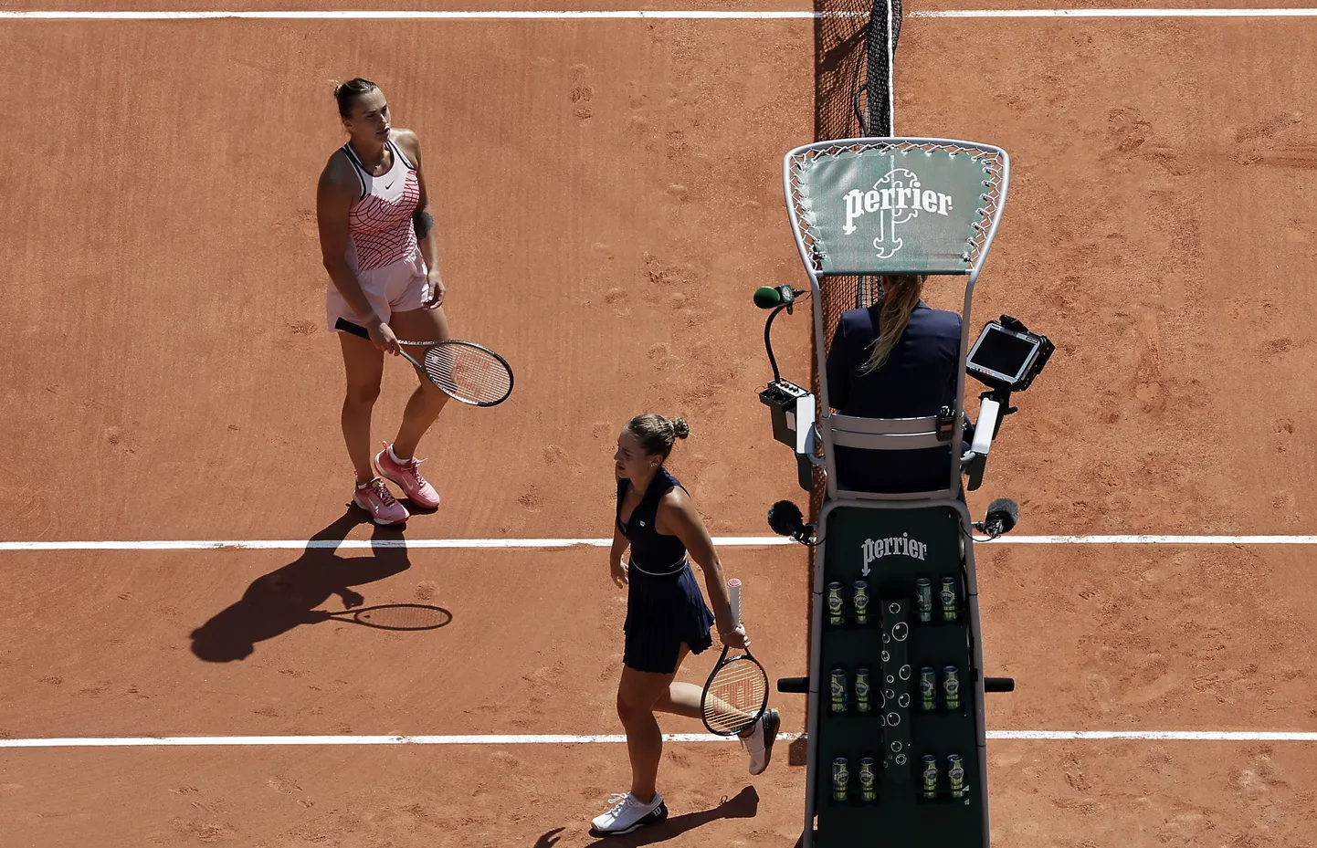 Arõna Sabalenka (heledas) ja Marta Kostjuk.