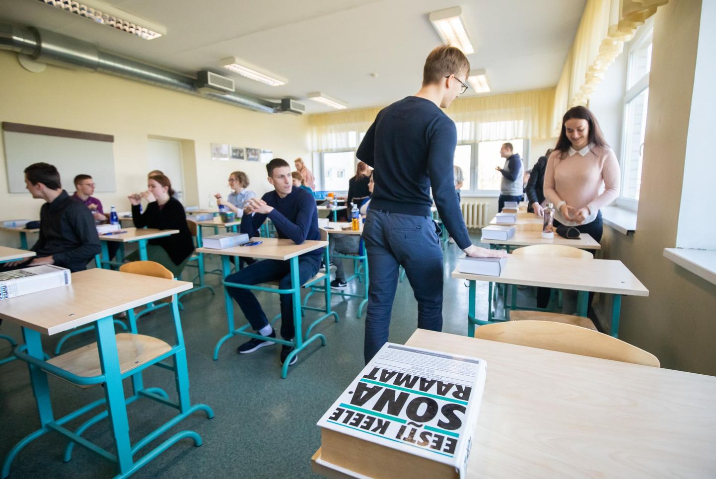 Täna anti eesti keele eksamiga avalöök riigieksamite perioodile. Vinni-Pajusti gümnaasiumis kirjutab riigieksamit 24 abiturienti.