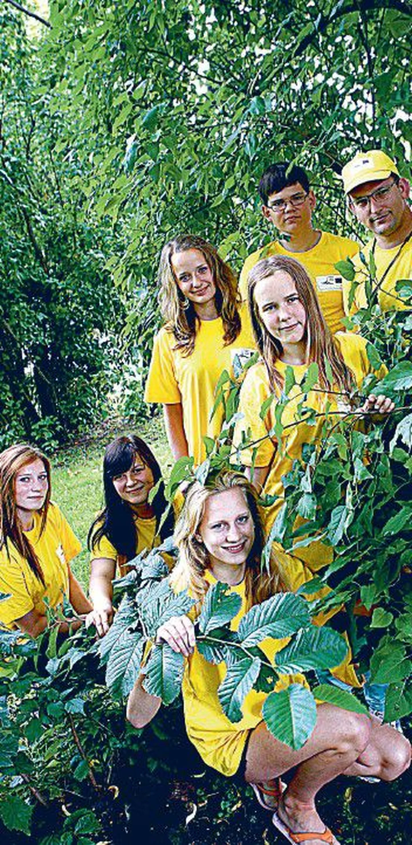 Pihkva oblastis Sebeži keskkonnalaagris käinud Marit Lusti (ees vasakult), Kersti Undrits ja Anastassia Barinova. Seisavad (vasakult) Stella Ojalaid, Janne Väärsi, Andreas Must ja Evald Sepp.