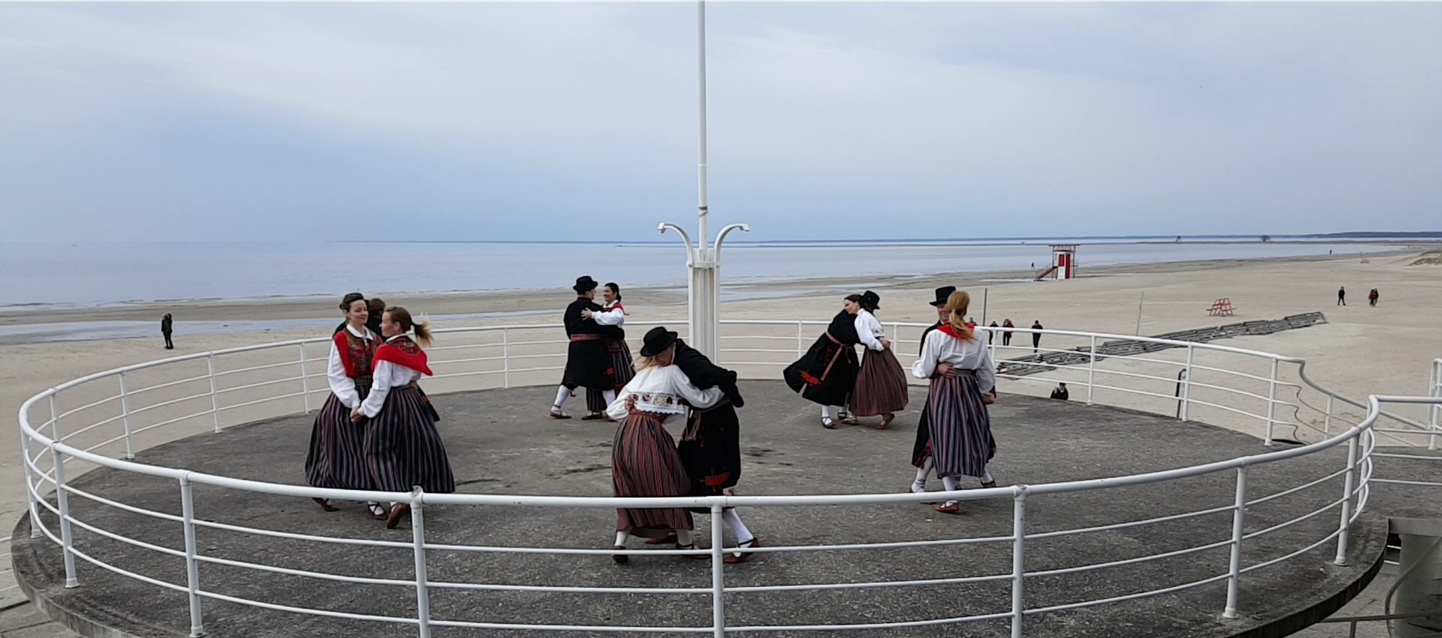 Rahvuskultuuriselts Kirmas tähistas rahvusvahelist tantsupäeva Pärnu rannahoone "seenel".