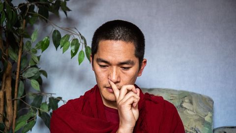 Chime Dorje tavatseb hingamisharjutust teha enne mediteerimist. Chime Dorje tavatseb hingamisharjutust teha enne mediteerimist.