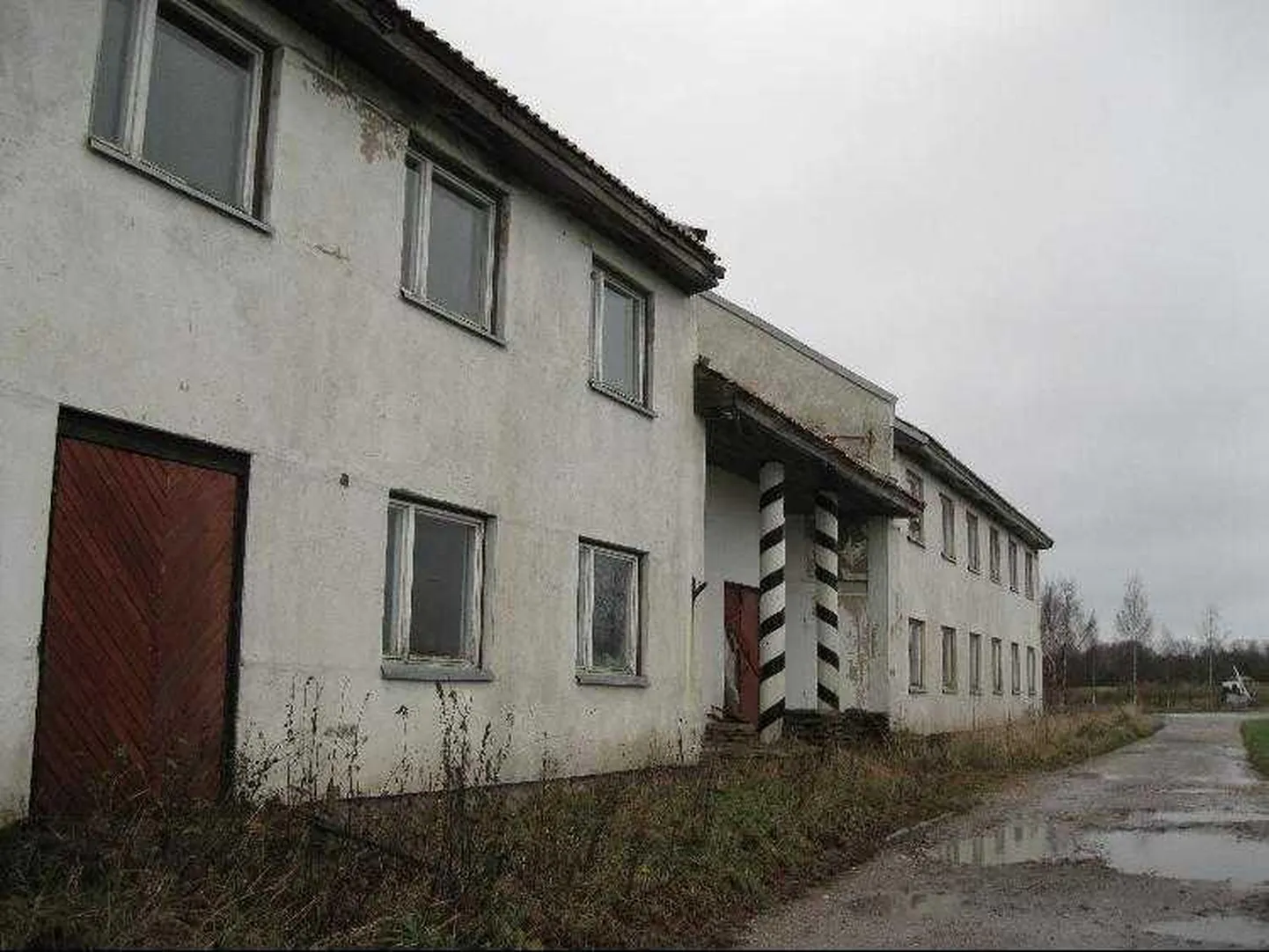 KUIVASTU HOTELL: Viimati 90ndatel aastatel majutusteenust pakkunud hoone on tänaseks lagunenud ja varisemisohtlik.
city24
