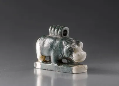 Jõehobu amulett. Hilis-Egiptus (722-332 eKr). Roheline jaspis. Egiptus. Omandatud enne 1824. aastat.