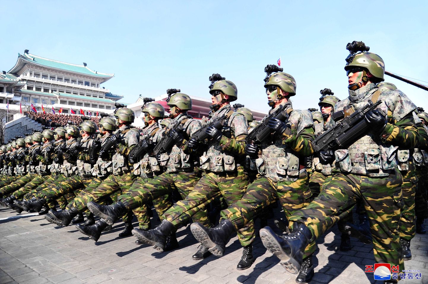 Põhjakorealased on lõunanaabri sõjaväeõppusi tavaliselt väga valuliselt võtnud. Paraad Pyongyangis.