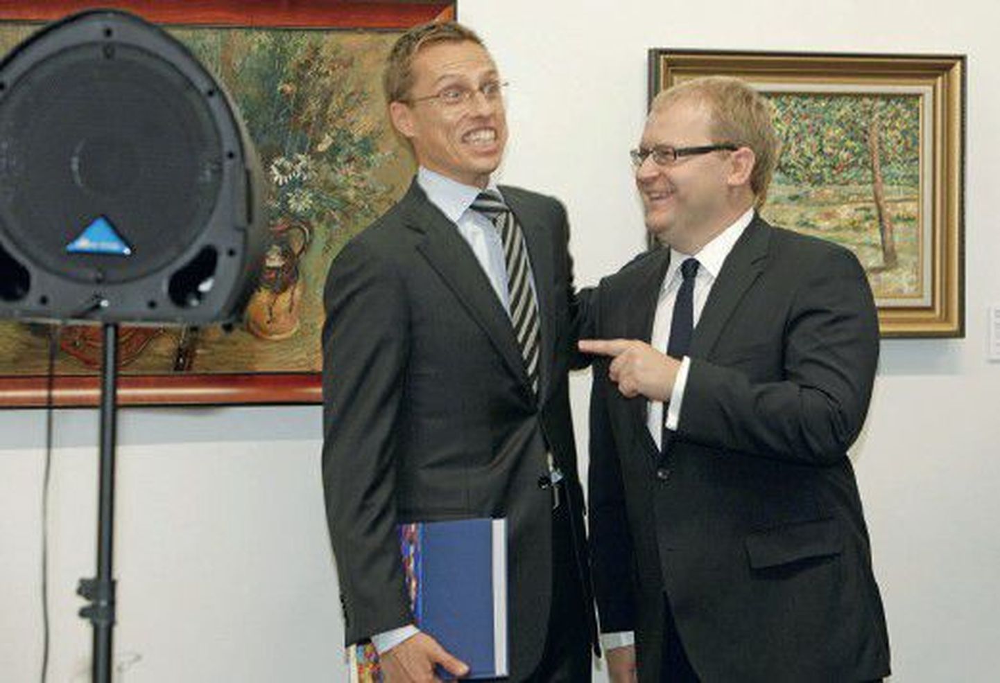 Министр иностранных дел Эстонии Урмас Паэт (справа) и его финский коллега Александр Стубб в прекрасном расположении духа.