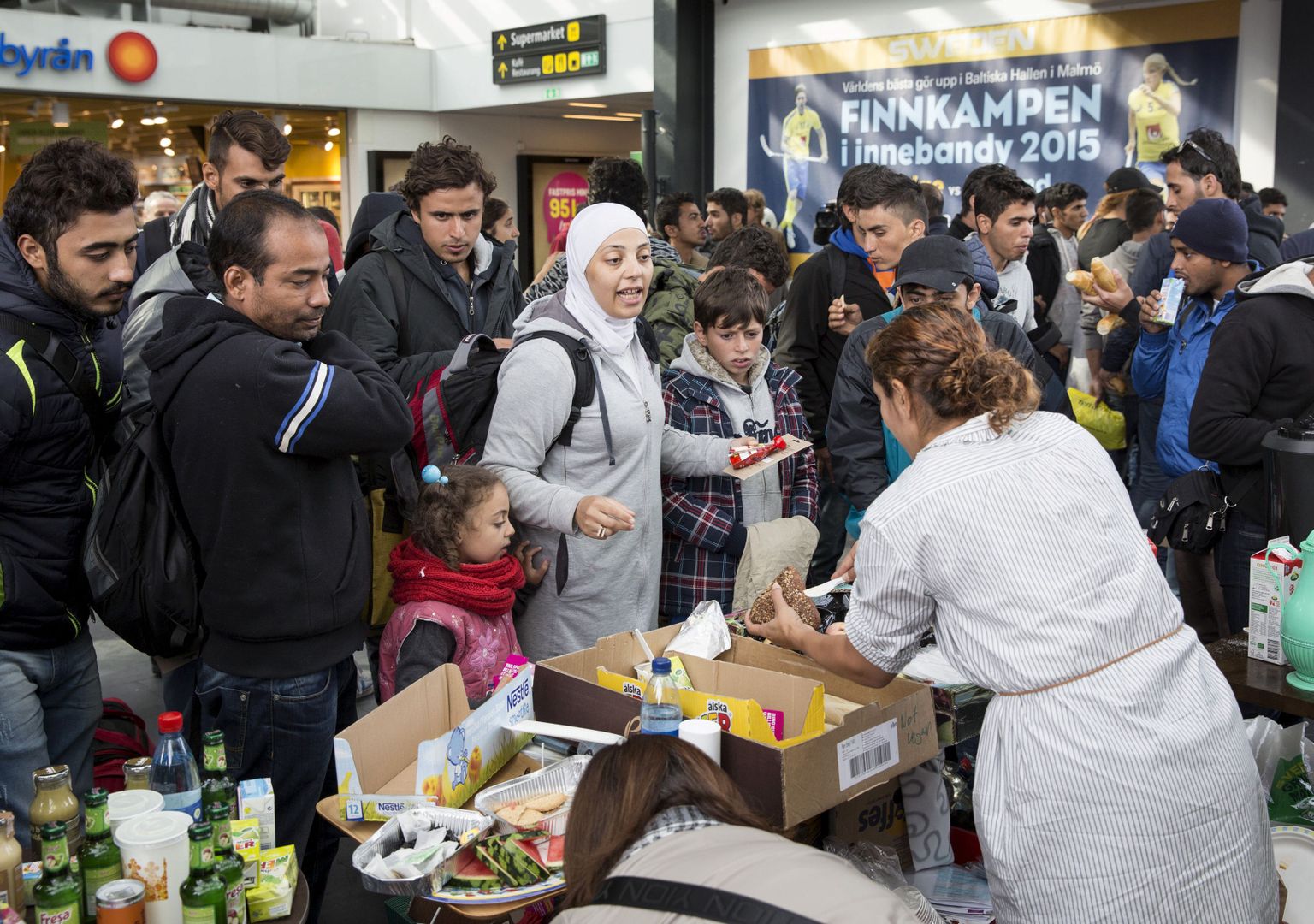 Vabatahtlikud Malmö rongijaamas möödnud aasta septembris, jagamas Rootsi saabunud migrantidele juua ja süüa.