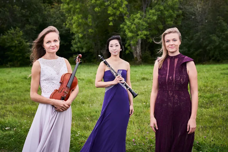 Су-Ён с участницами своего камерного ансамбля «Ensemble Auftakt» — скрипачкой Миина Лаанесаар (слева) и пианисткой Майла Лайдник. Эти три женщины играют вместе уже девять лет и, кроме того, являются близкими подругами.