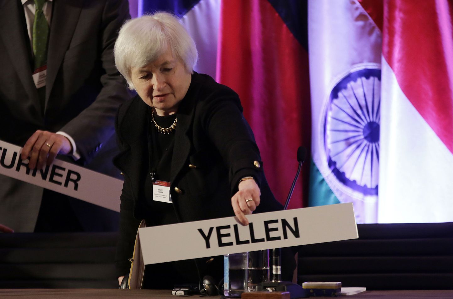 Janet Yellen  Shanghais toimunud IMF-i konverentsil oma nimesilti asetamas.