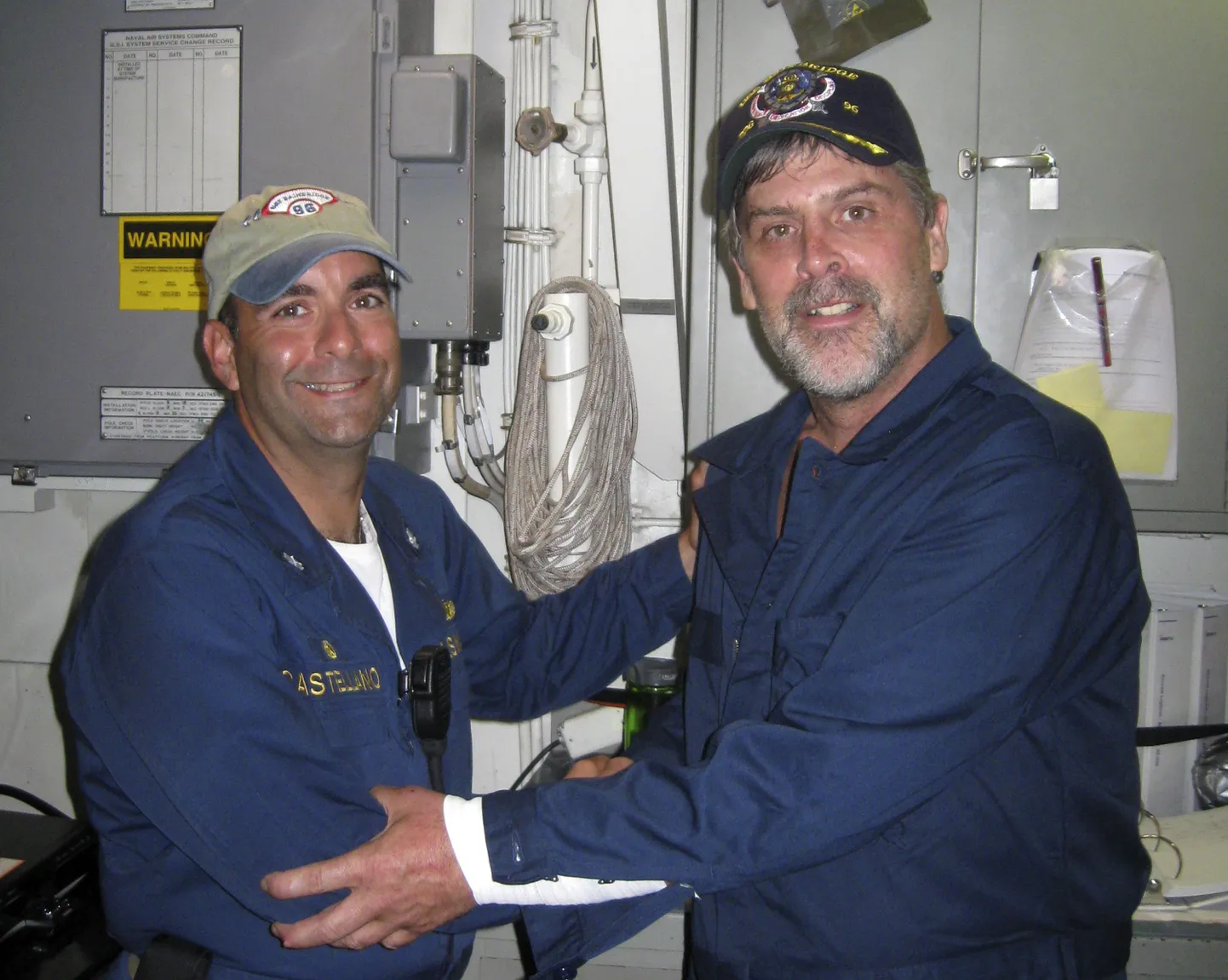 USS Bainbridge'i komandör Frank Castellano ja Maersk Alabama kapten Richard Phillips pärast vabastamist piraatide käest.