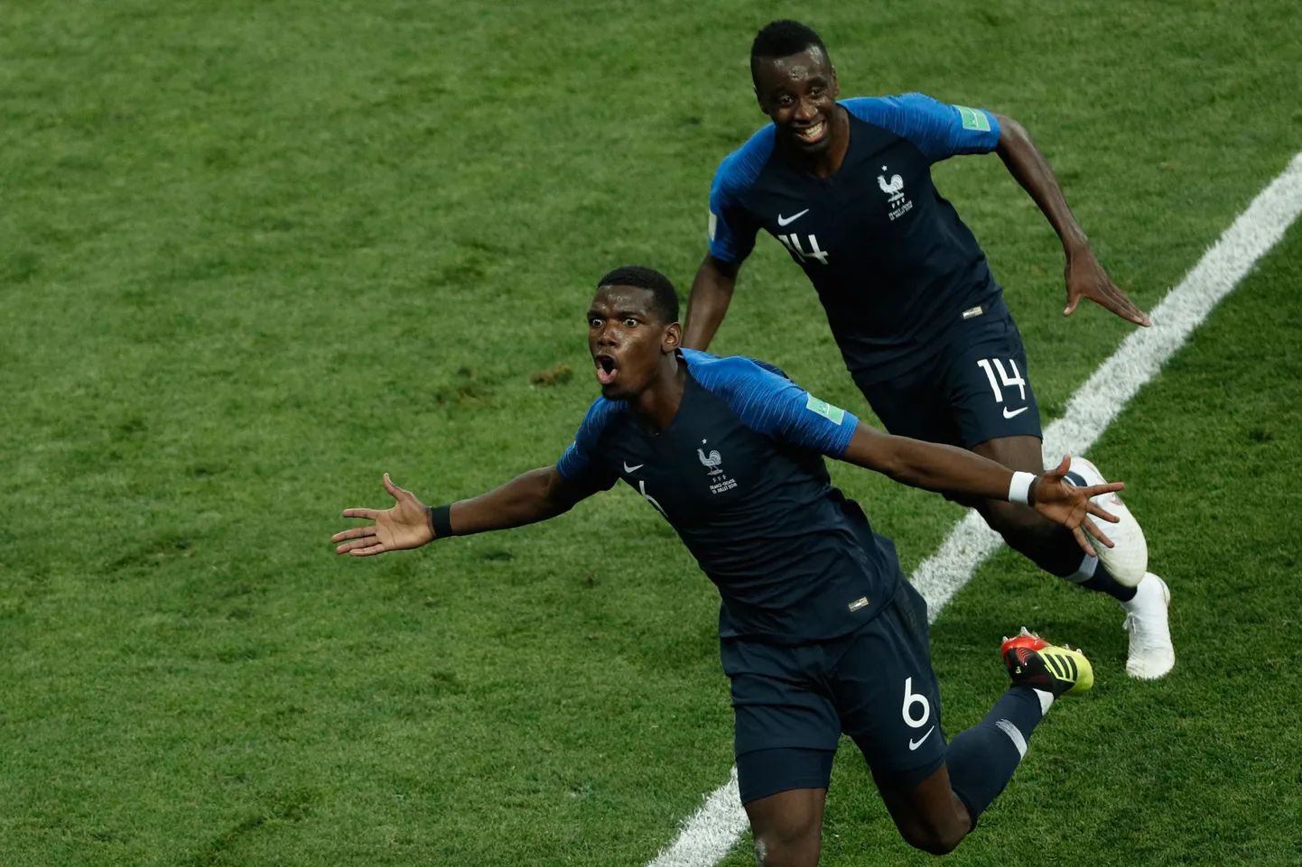 Prantslased Paul Pogba #6 ja Blaise Matuidi #18 2018. aasta MM-finaali võitu tähistamas.