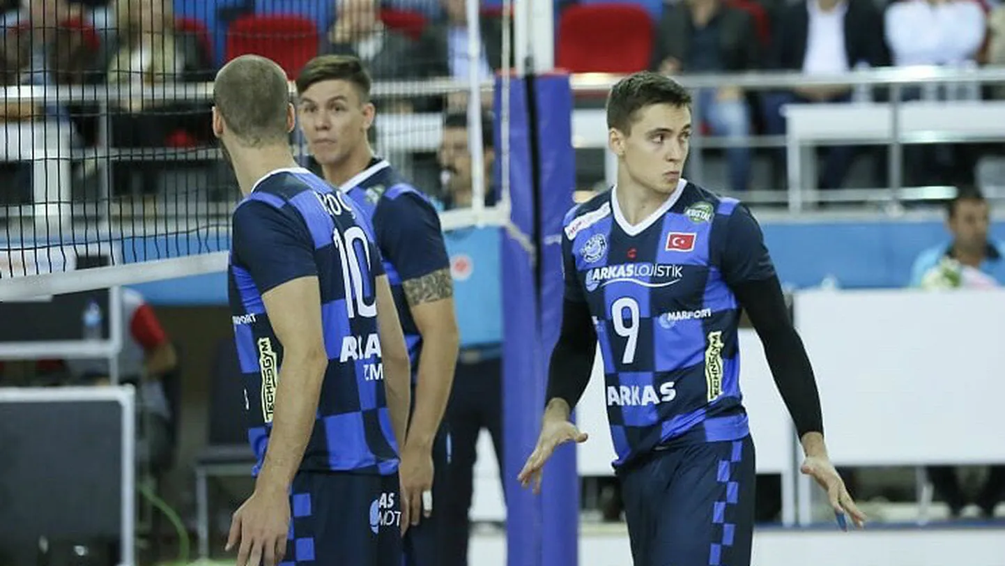 Robert Täht (number 9).