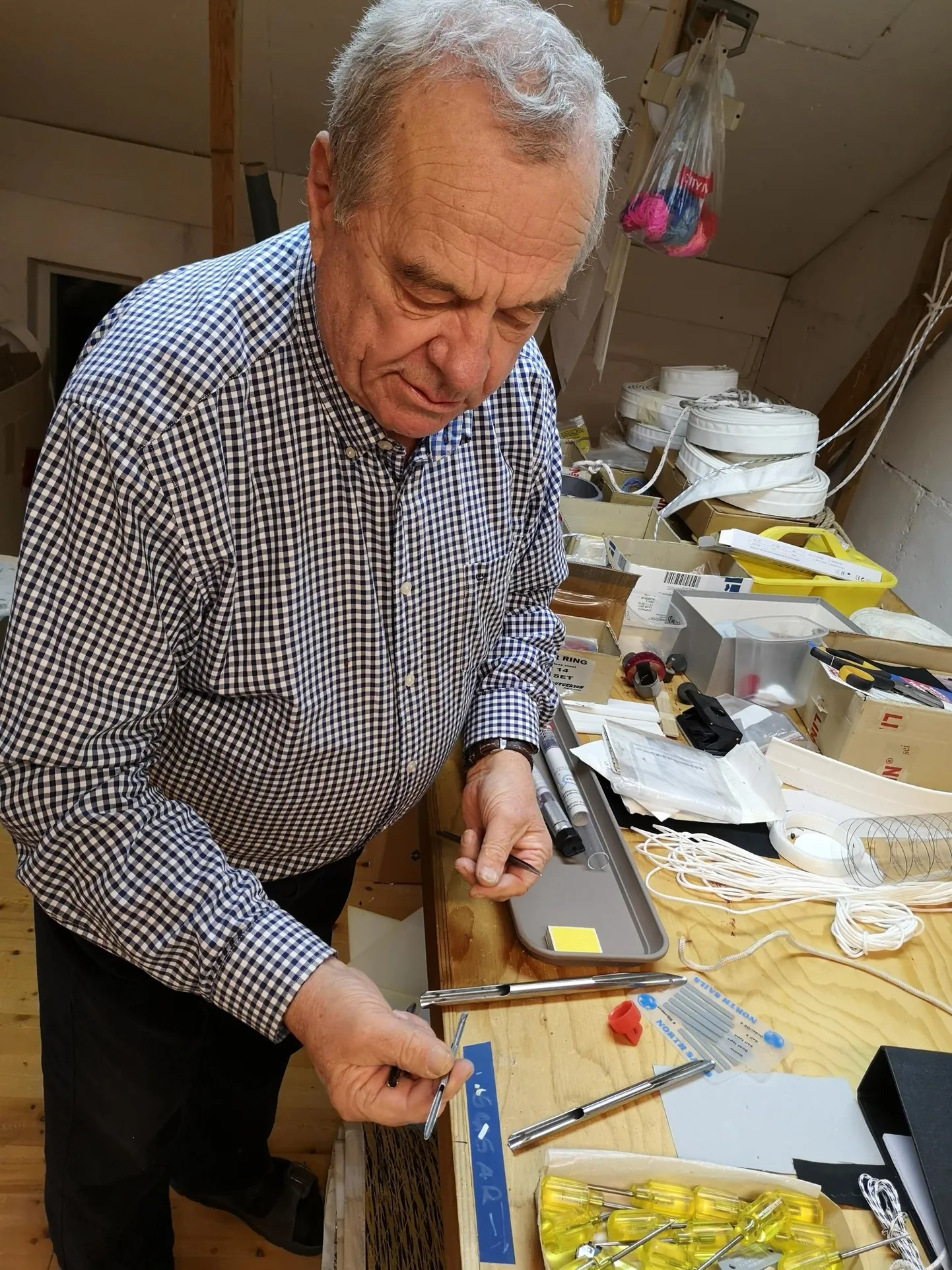 Jüri Šaraškin oma purjetöökojas.