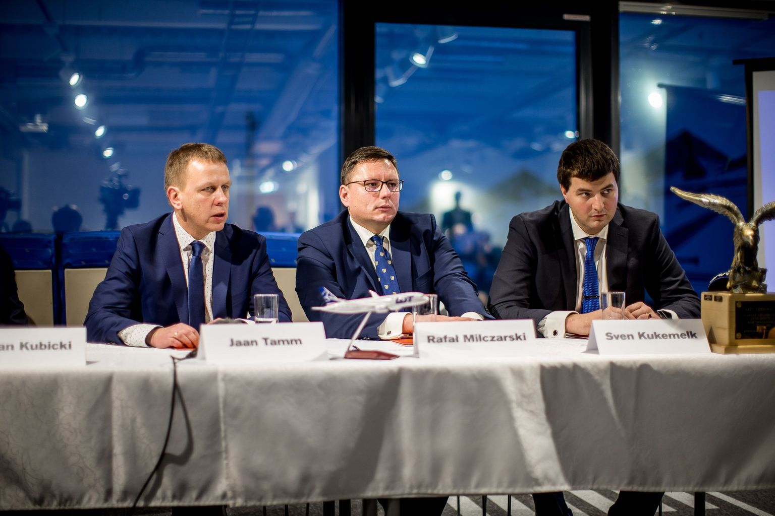 Nordica teatas Tallinna lennujaamas toimunud pressikonverentsiö koostöö algusest Poola lennufirmaga LOT.