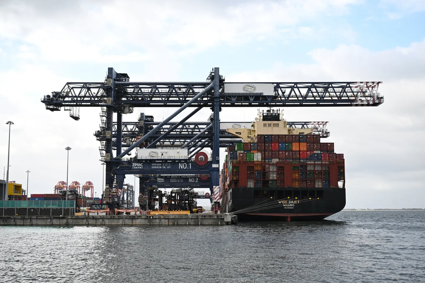 Konteinerlaev seismas Sydney Port Botany sadamas, mille operaatorit DP World Australiat tabas ulatuslik küberrünnak.