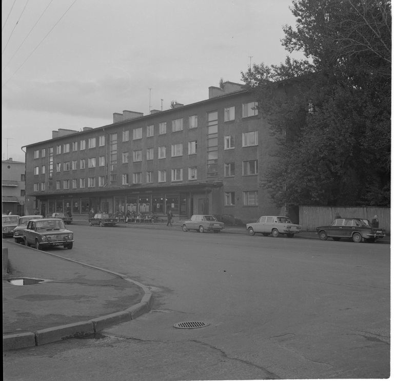 1950. aastate lõpul kerkis Heidemanni 20 hruštšovka, mille esimesel korrusel asus raudteepood ning kus praegu on Feenoks ja Humana.